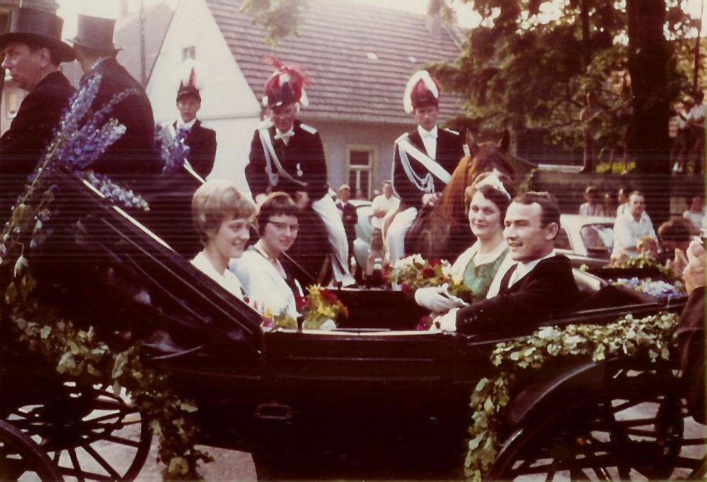 König 1967: Heinrich Averesch, Königin: Eugine Ahlers, Ehrendamen: Rita Brinkmann und Anneliese Averesch