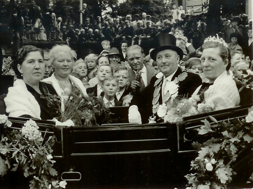 König 1958: Georg Muddemann, Königin: Maria Tenholte, Ehrendamen: Auguste Muddemann und Sophie Schürmann