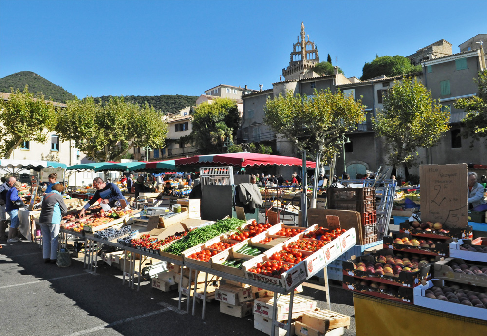 Place de la mairie, les étales de fruits et légumes