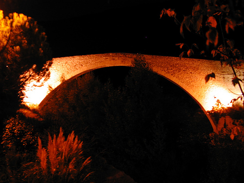 Le pont roman illuminé