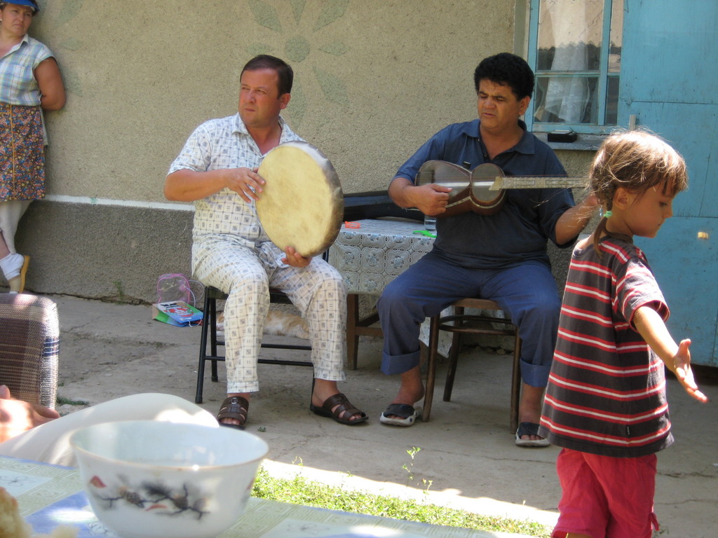 An Usbek team was there (including these musicians).
