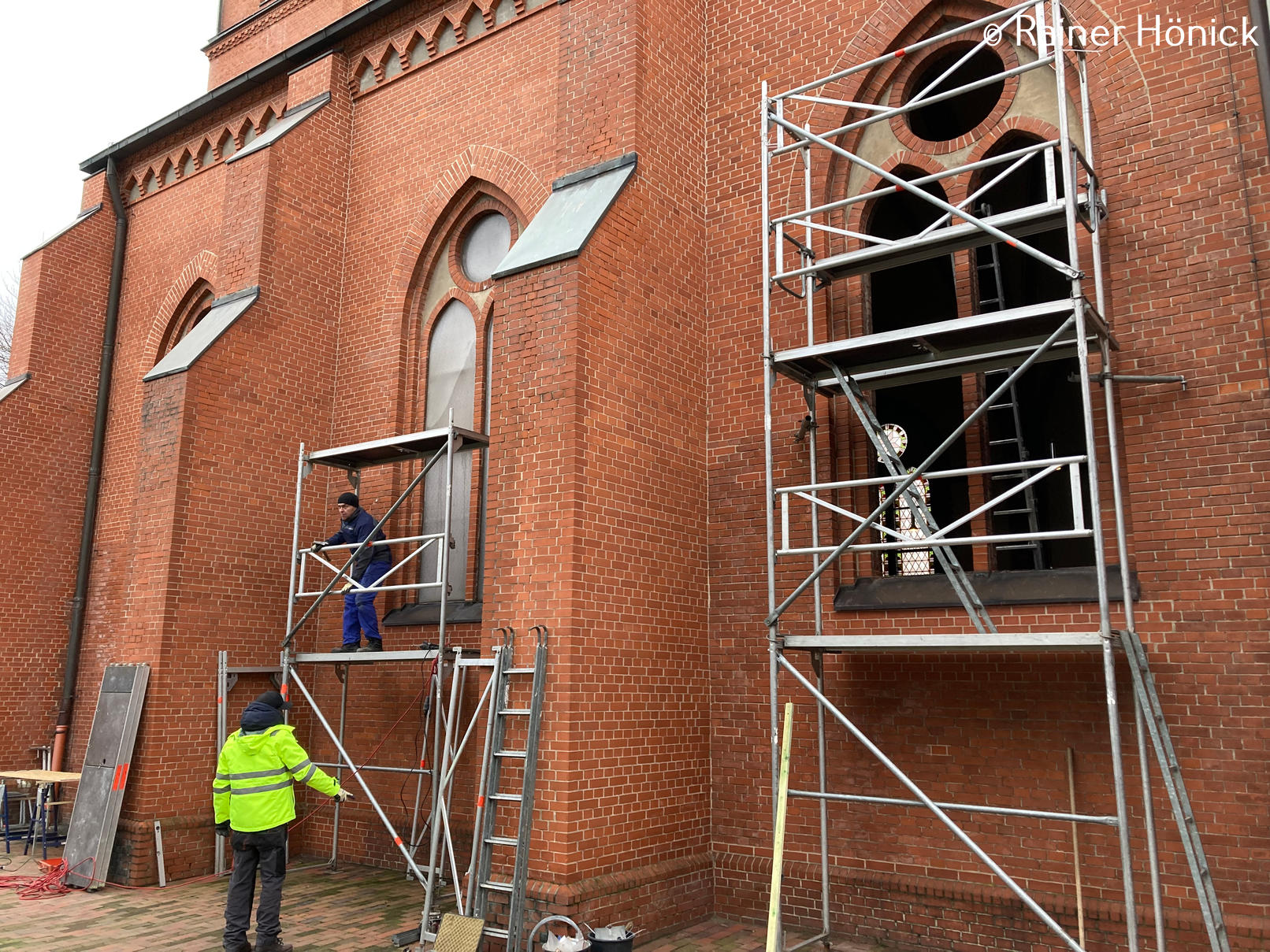 Die Mitarbeiter bauen das Gerüst für das zweite Fenster auf