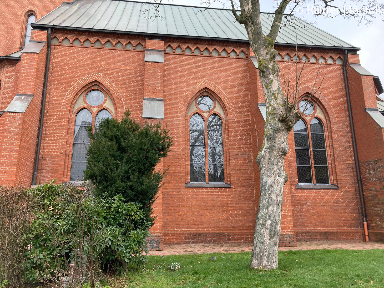 Nun sind bereist drei Fenster zur Straßenseite fertig