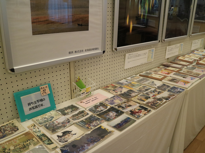 福島県相馬市伝承鎮魂祈念館の内部には、被災後、持ち主不明の写真が展示