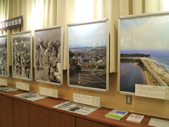 福島県相馬市伝承鎮魂祈念館の内部には、震災前の写真展示