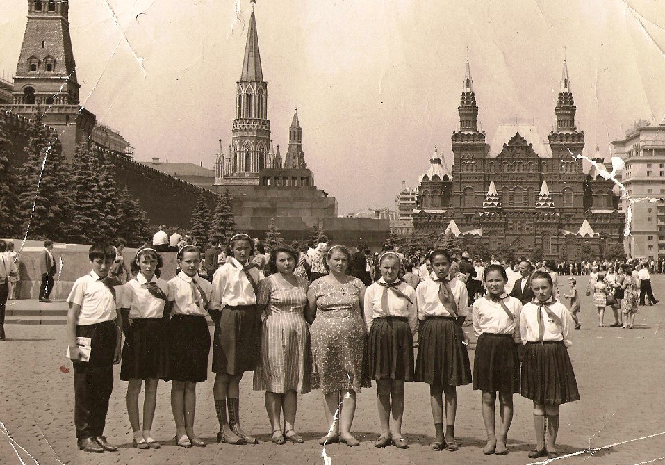 Кистер Светлана Ивановна и Берест Мария Александровна с учащимися школы. Поездка в Москву 1968 год