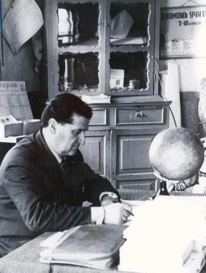 Бондаренко Григорий Николаевич - директор школы  с 1947 по  1978 годы. 