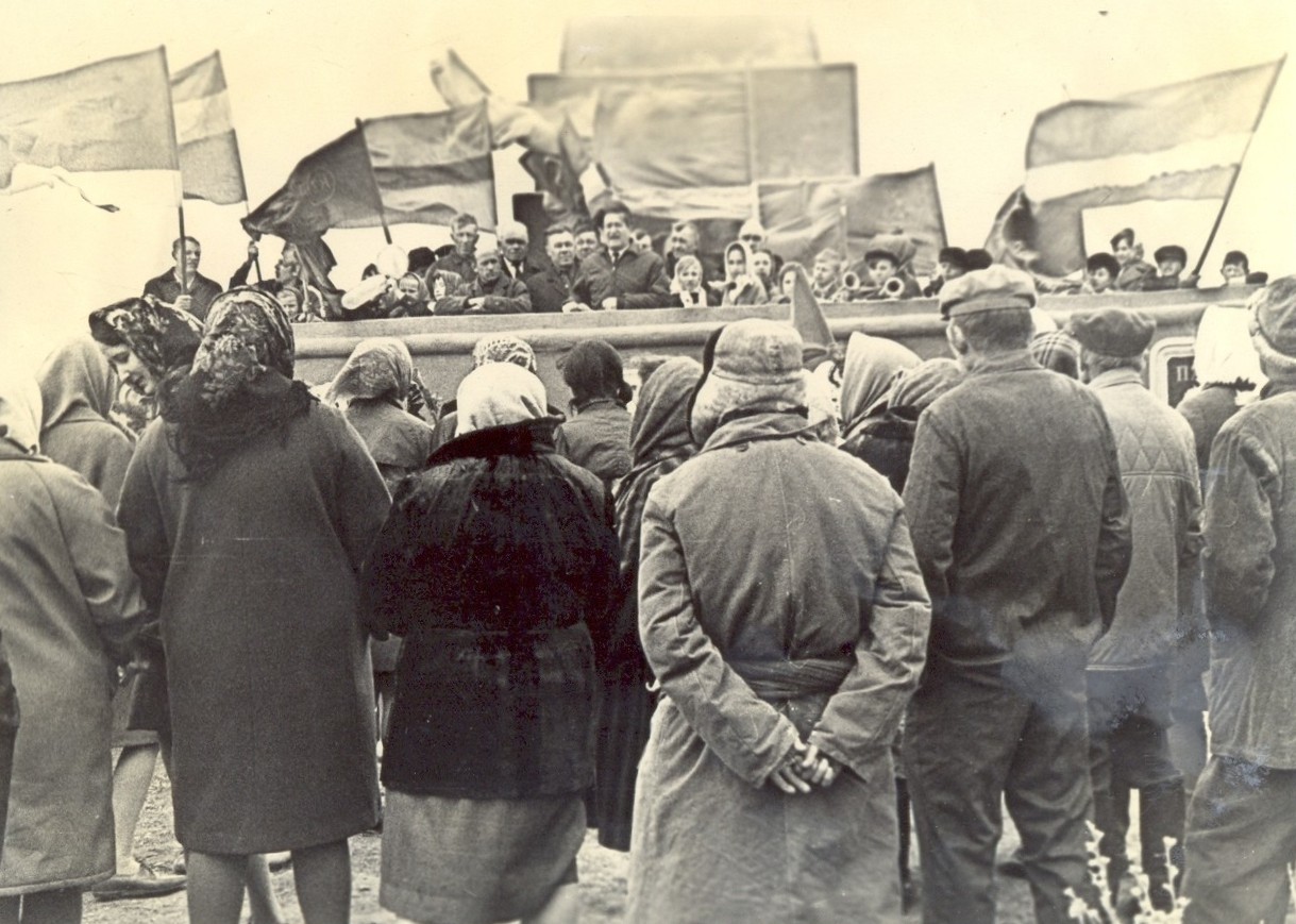 Митинг у обелиска  7 ноября начало 1970 - х годов. Выступает Бондаренко Г.Н. 