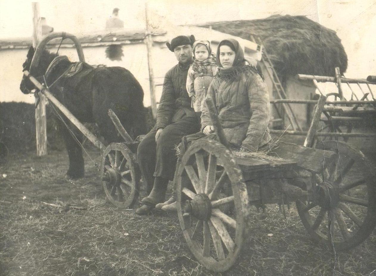 Участник войны Дубров Василий Самойлович со своей женой Дубровой  Евдокией Ивановной и ребёнком.