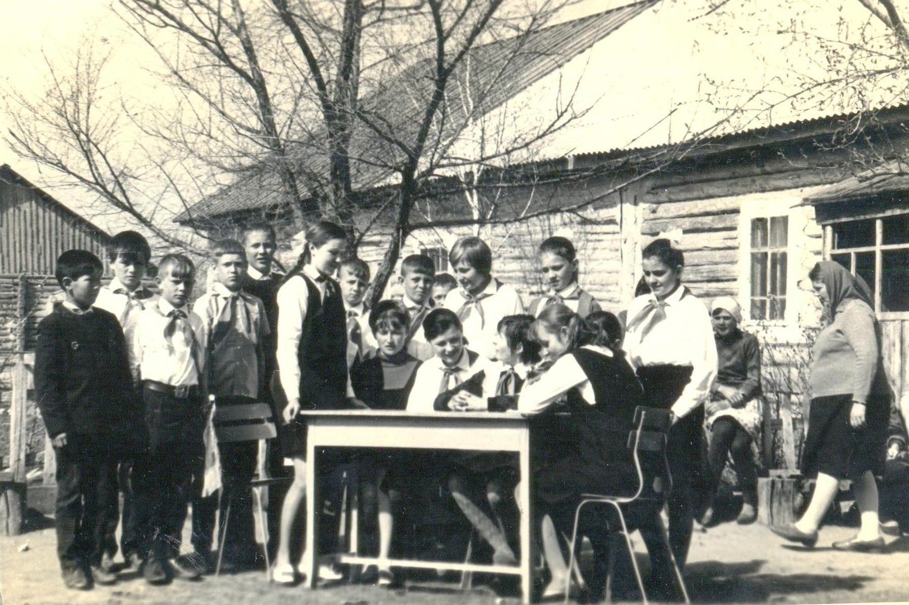 Семенчук (Милугина) Татьяна Гавриловна с активом  пионерской организации 1972 год .