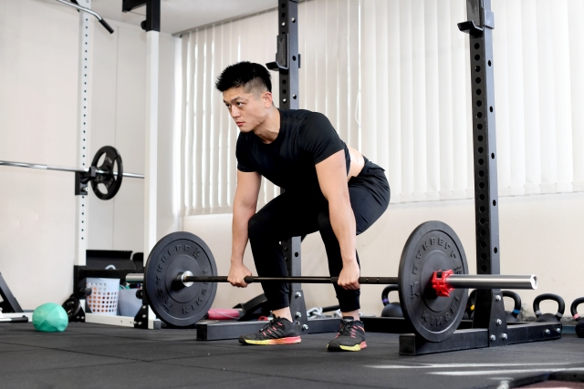 安全に行えば問題なし！背中トレーニングの最強種目「デッドリフト」を徹底解説！