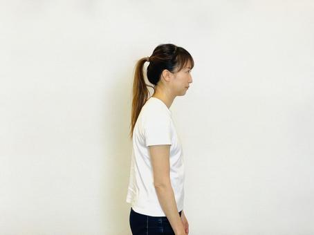 肩甲骨周りの硬さが巻き肩を引き起こす？