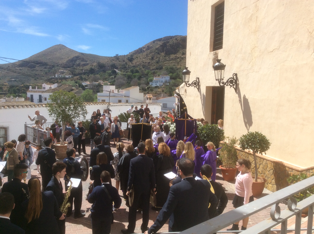 Der Thron der weinenden Mutter Jesu in dunkelviolettem Mantel passiert den Kirchplatz