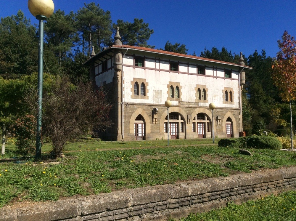 An diesem alten Bahnhof hat schon ewig kein Zug mehr gehalten .