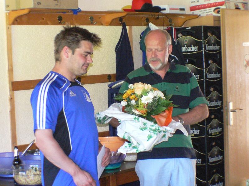 Blumen zum Abschied als Trainer, aber der Pass bleibt in Blasbach