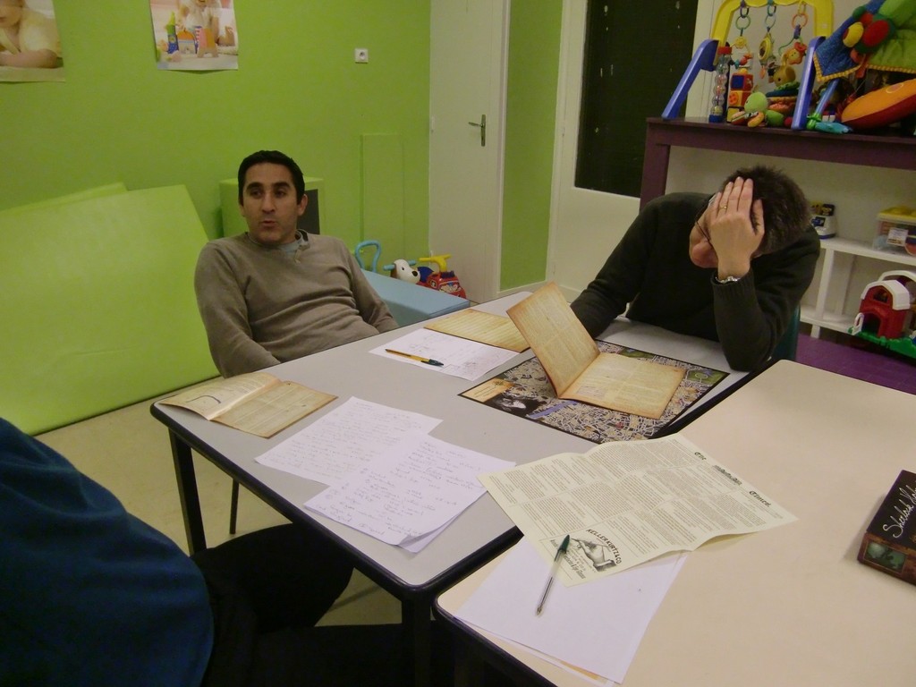 Les enquêteurs en pleine réflexion et échanges d'idées