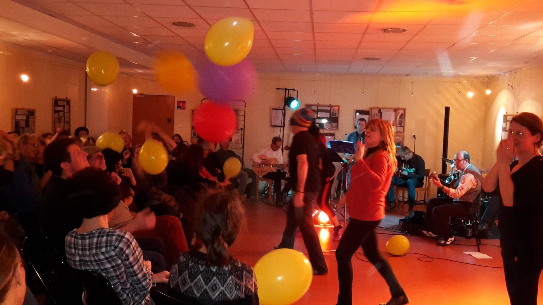 Théâtre d'improvisation : lâcher de ballons pour le final ! (crédit photos : médiathèque de Latresne)