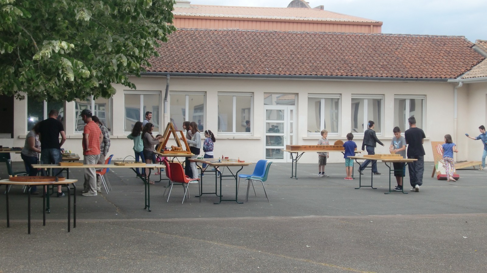 les grands jeux en bois dans la cour