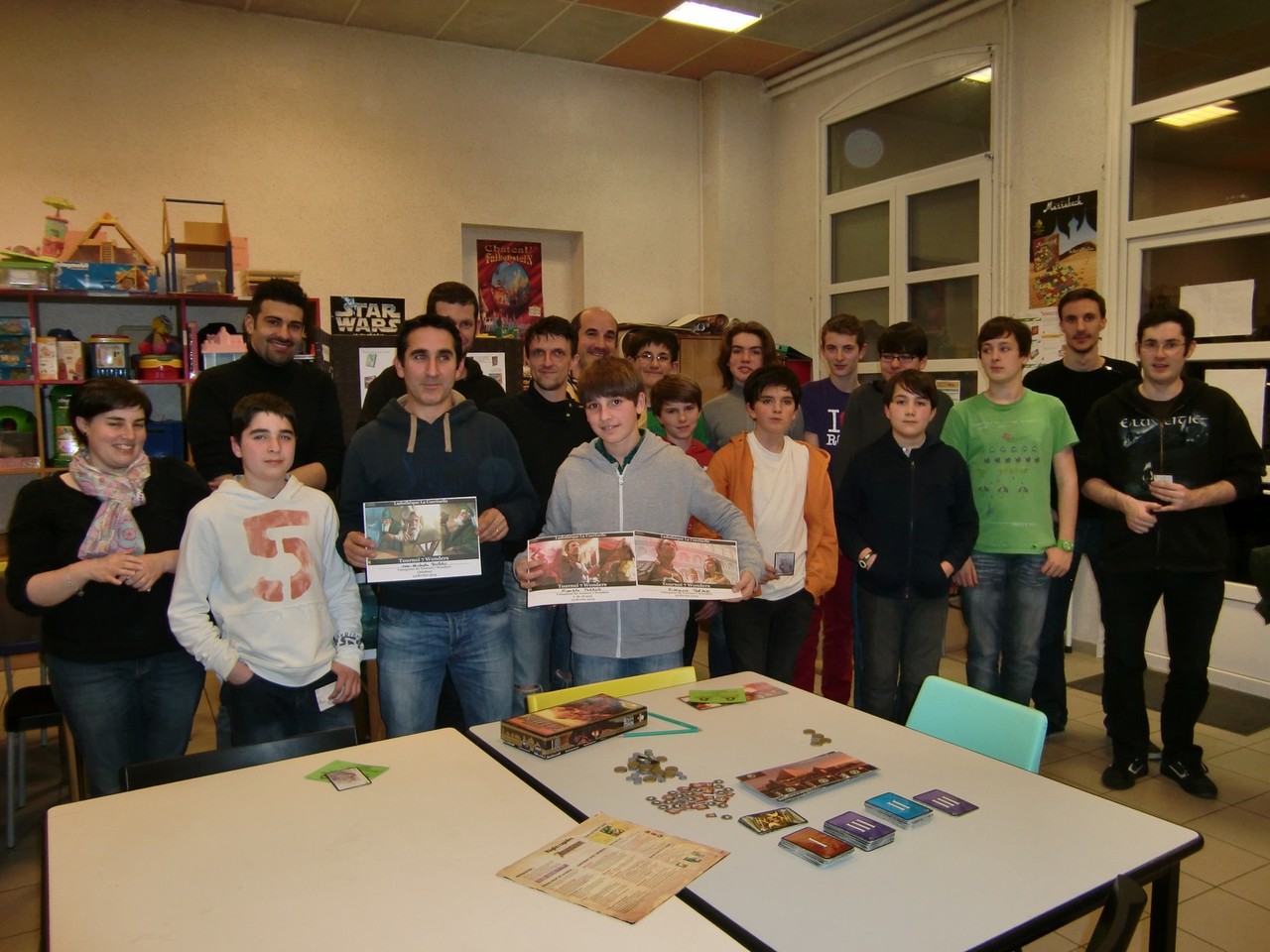 les 18 participants du tournoi avec les deux vainqueurs au premier plan