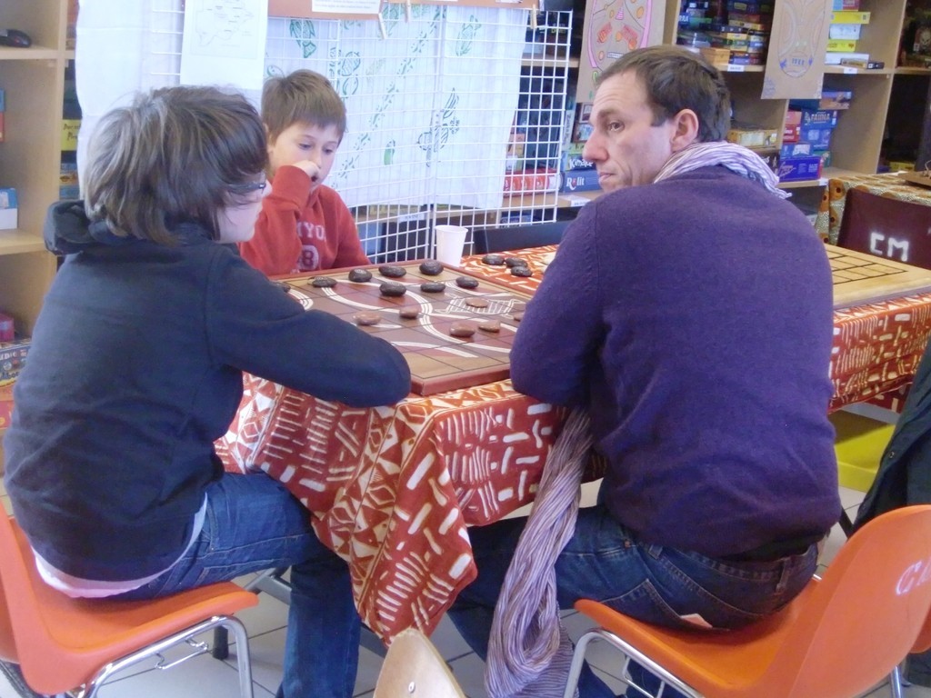 petite partie de yoté en attendant que les plateaux sèchent