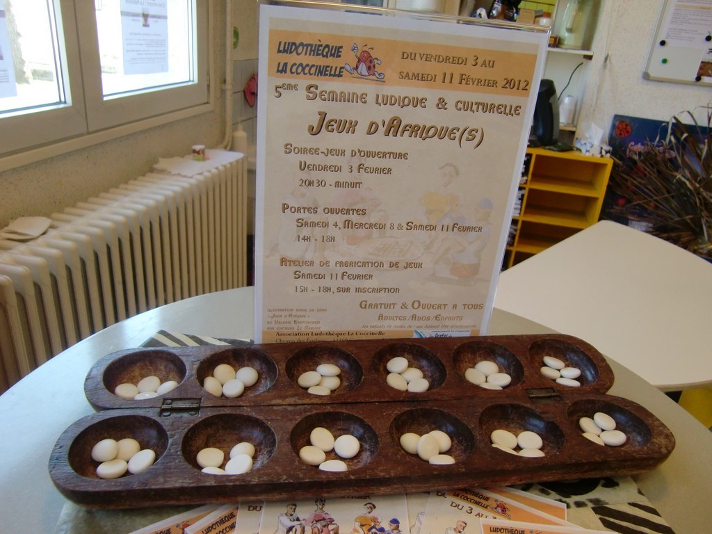 plateau de mancala "Wari", idéal pour jouer à l'Awélé, l'Owaré, le Wari et nombreux jeux de semailles