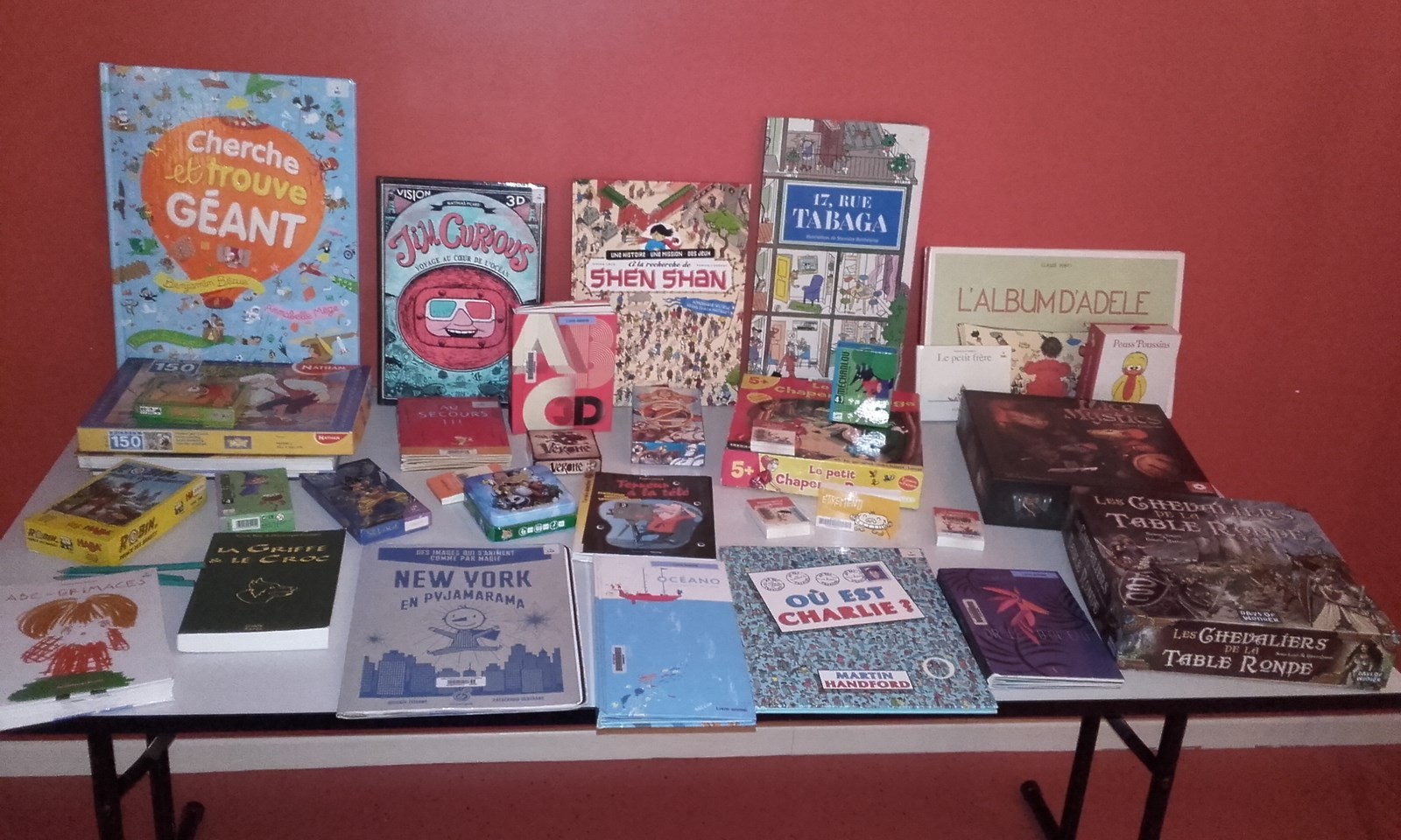 Exposition : des livres et des jeux mélangés