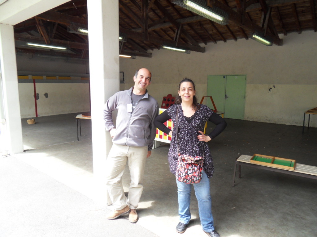 Stéphane, notre secrétaire bien présent autour des jeux surdimensionnés, avec Valérie, une collègue ludothécaire venue en visite