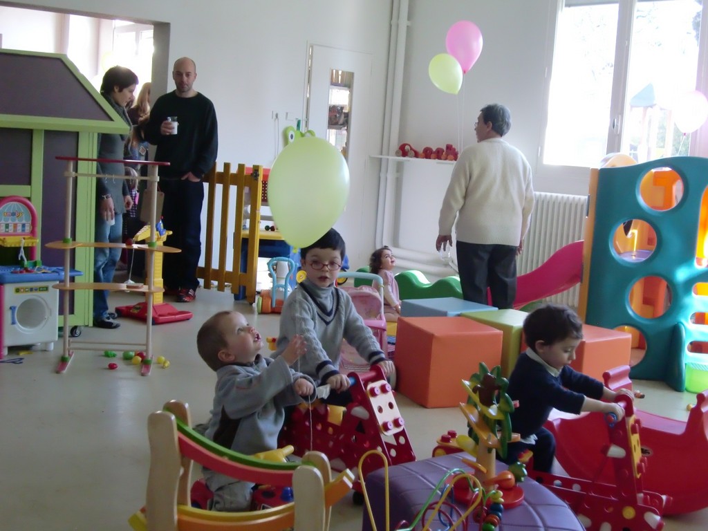 pendant ce temps-là, les enfants inaugurent à leur façon