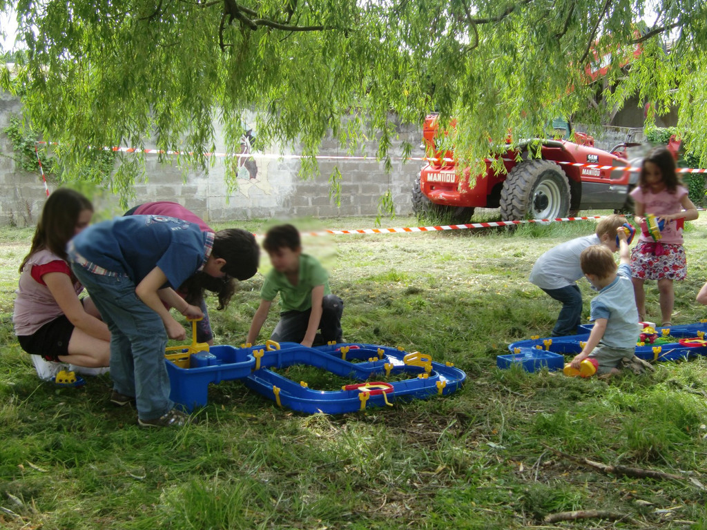 l'espace jeux d'eau, sous les branches du saule pleureur