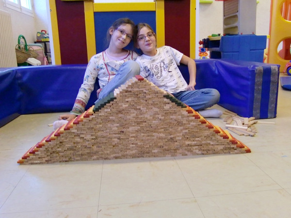 Ombeline et Sarah derrière leur pyramide