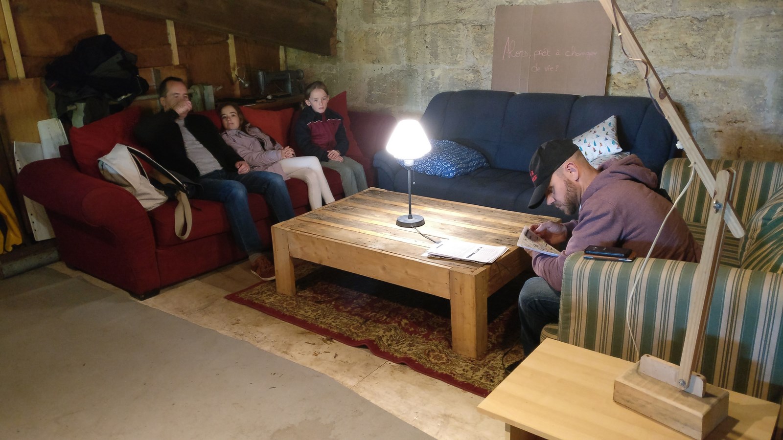 dernières touches de préparation pour le meneur de jeu de la partie de jeu de rôle