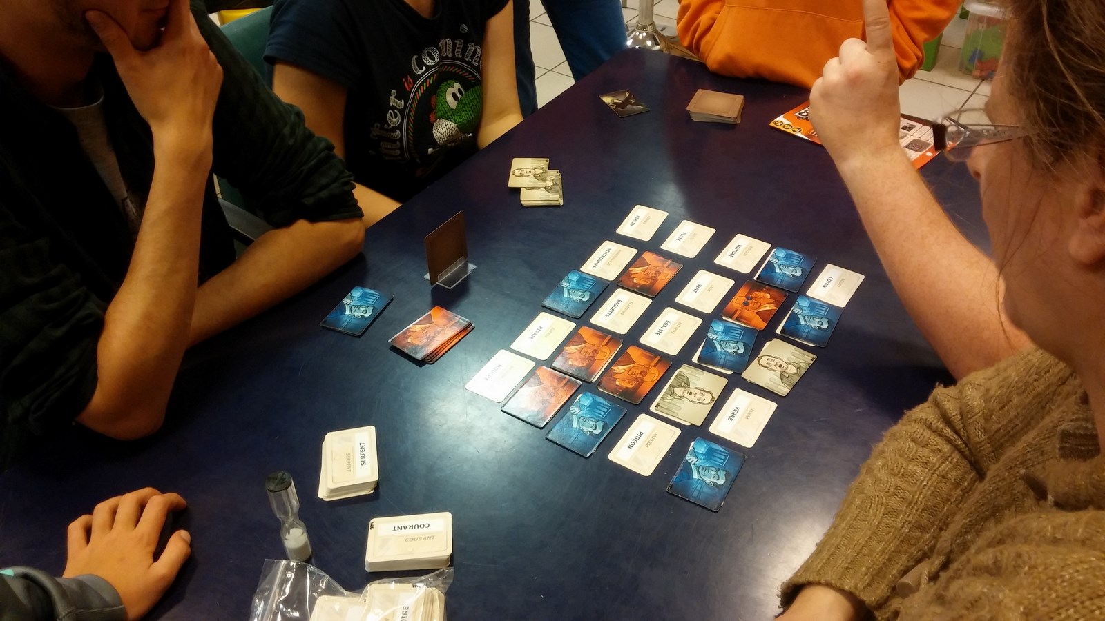 Codenames : c'est très serré entre les rouges et les bleus