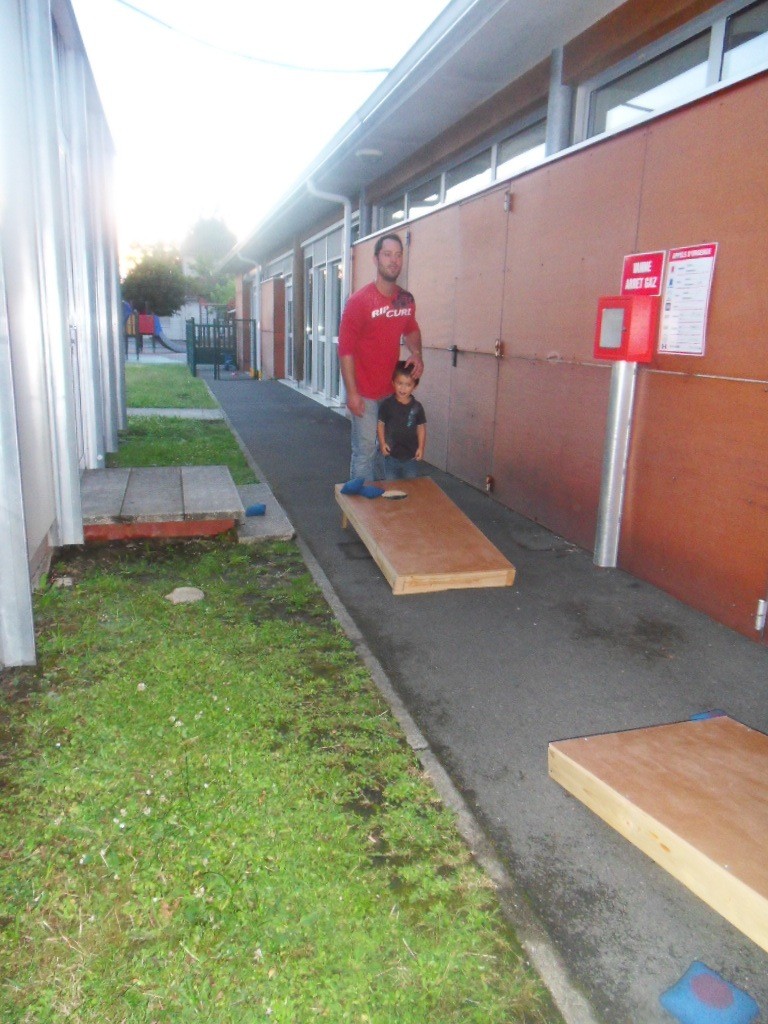 partie de Corn Hole, d'un côté