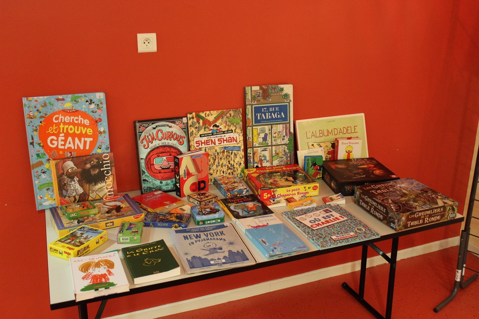 Exposition : des livres et des jeux mélangés