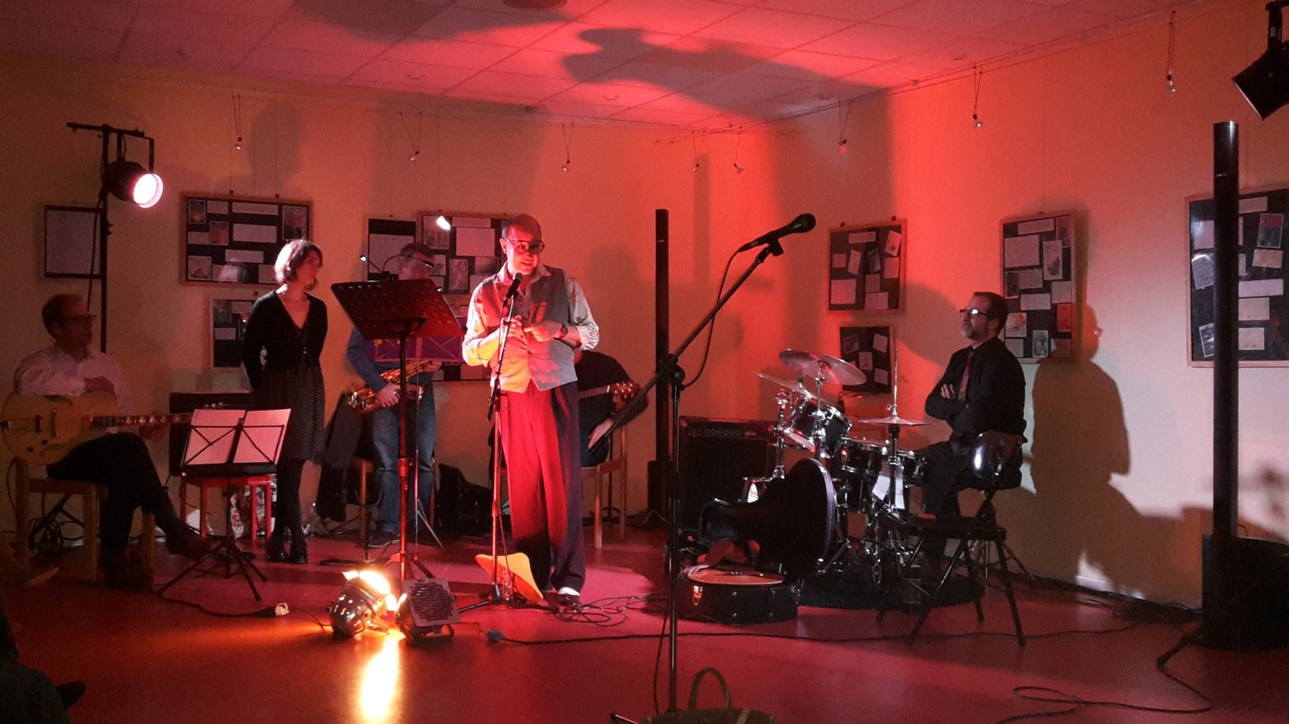 Théâtre d'improvisation : présentation par le maître de cérémonie (crédit photos : médiathèque de Latresne)
