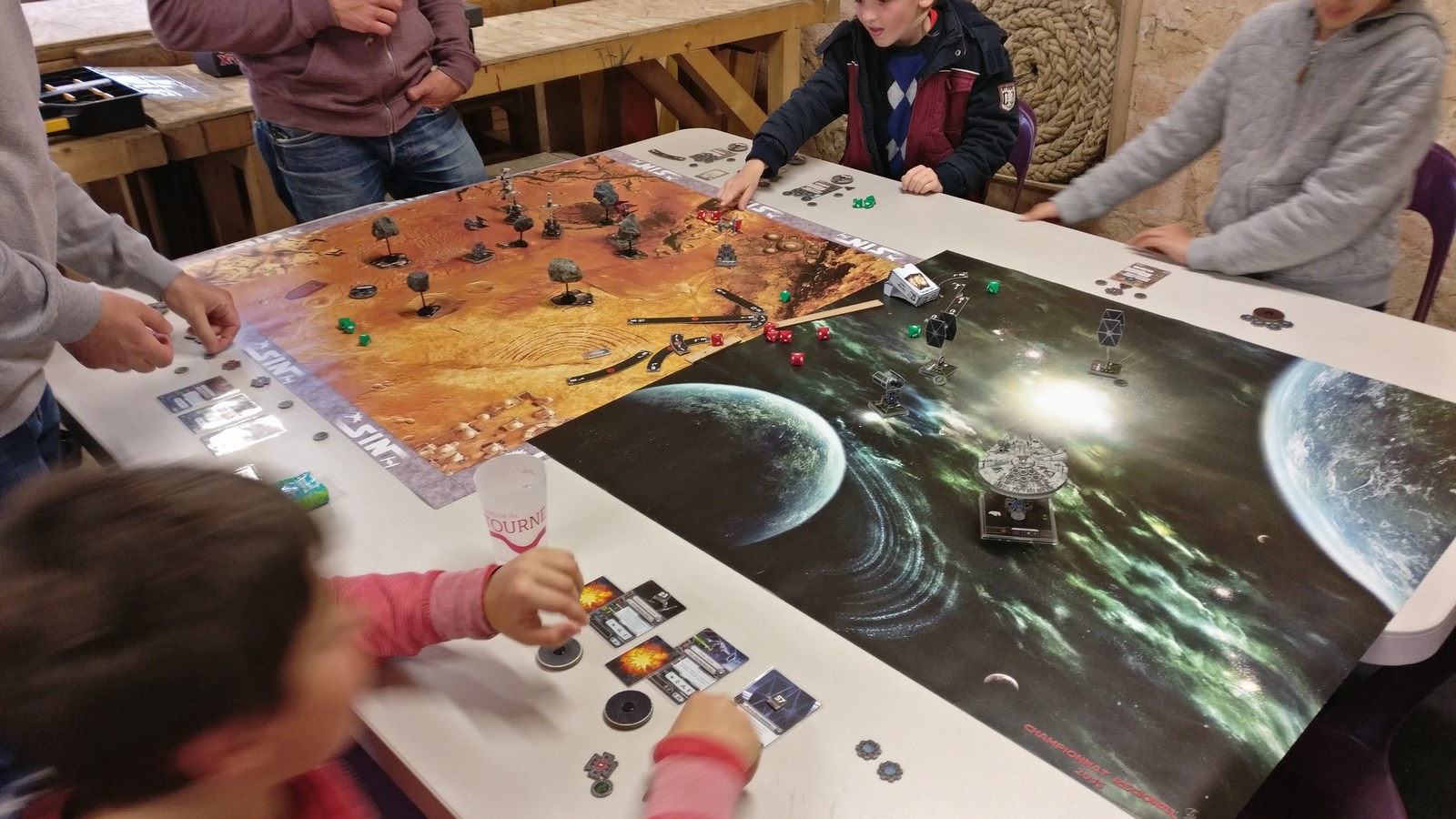deux parties de Star Wars : X-Wing côte à côte
