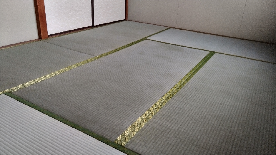 熊本産表を使用して、市営浜住宅に表替えの納品にお伺いしました。