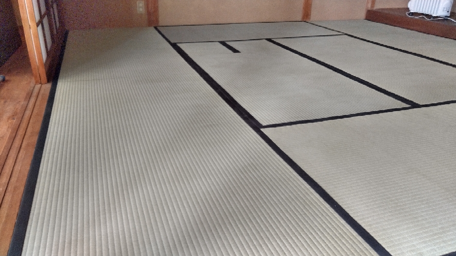 湯河原町の現場に、本床(藁床)熊本産表を使用して新畳の納品をしました。