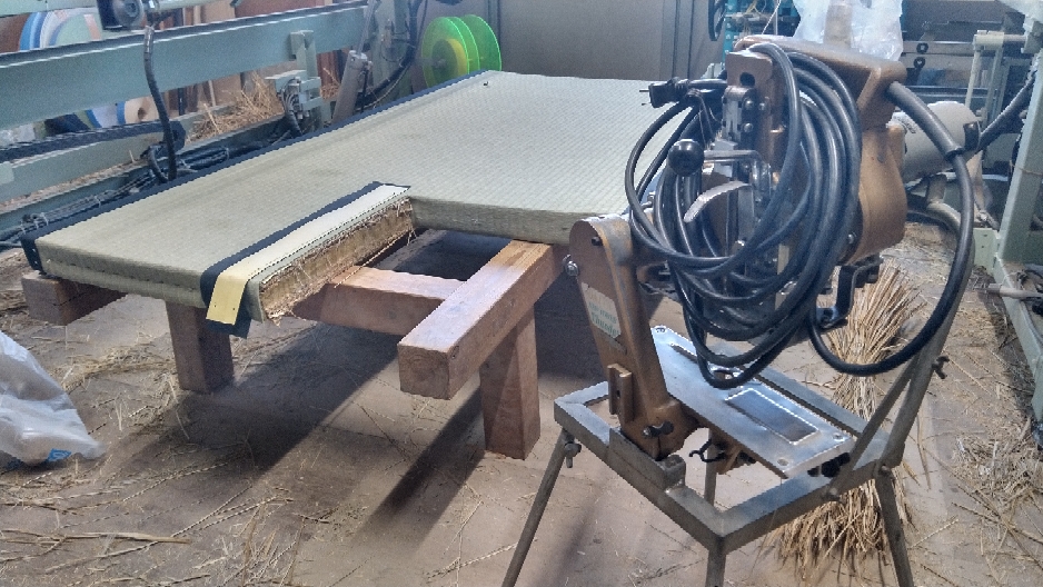 お茶室の為、小型機械と手作業での作業です。