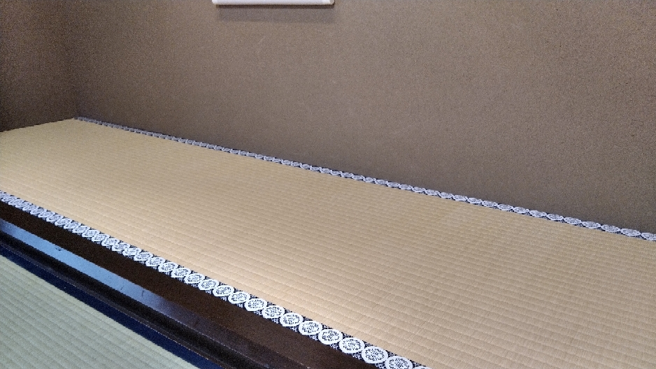 床の間を龍鬚表と紋縁を使用して、約9尺(2700㎜)の薄縁を納品しました。