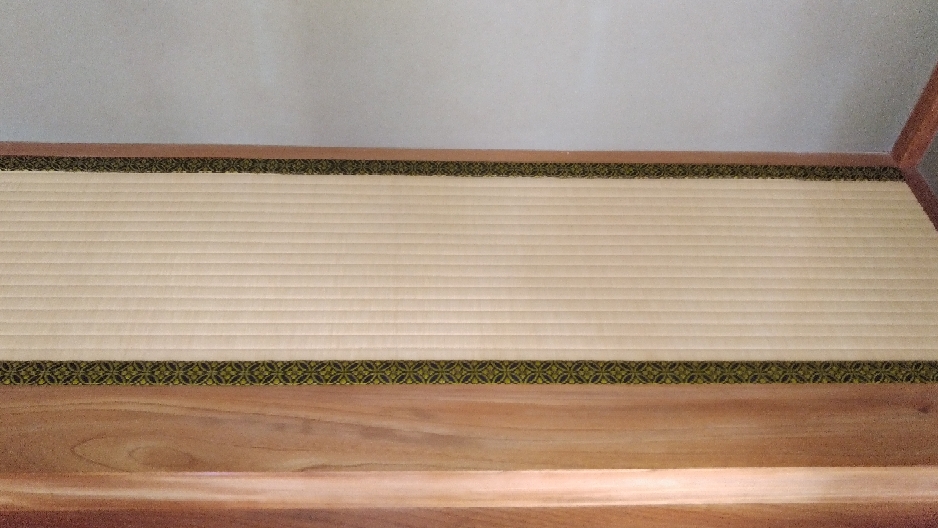 龍鬢表(りゅうびんおもて)を使用して、床の間の薄縁の張り替えをしました。