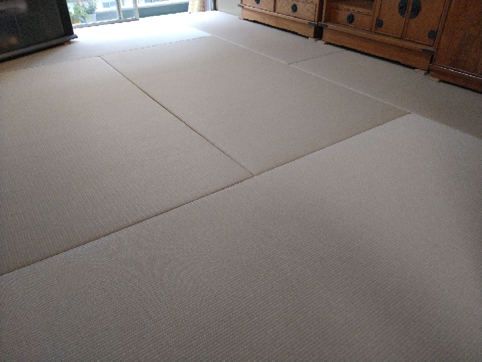 縁無し新畳に、ダイケン健やかおもて 清流カクテルフィット 17 灰桜色×白茶色を使用しました。