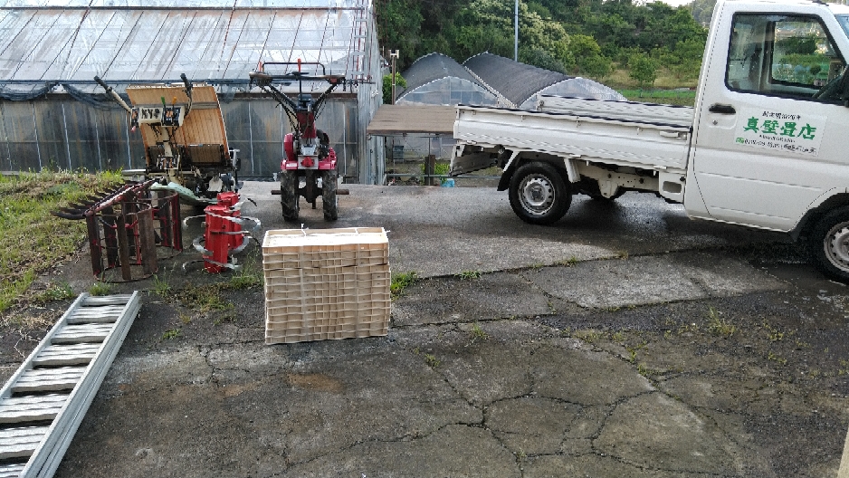 使用した、耕運機、田植え機、軽トラ等を洗いました。