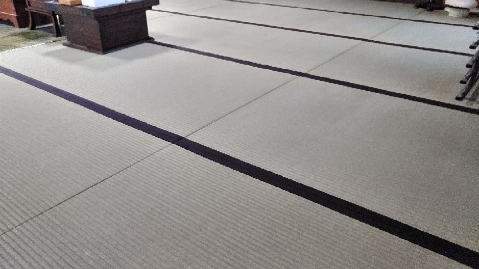 京間サイズの畳を裏返し作業しました。