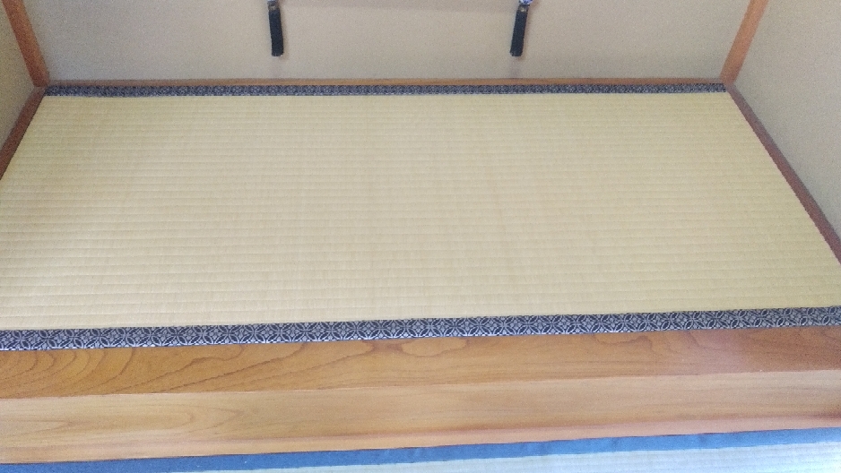 床の間は、龍鬢表と紋縁を使用しました。