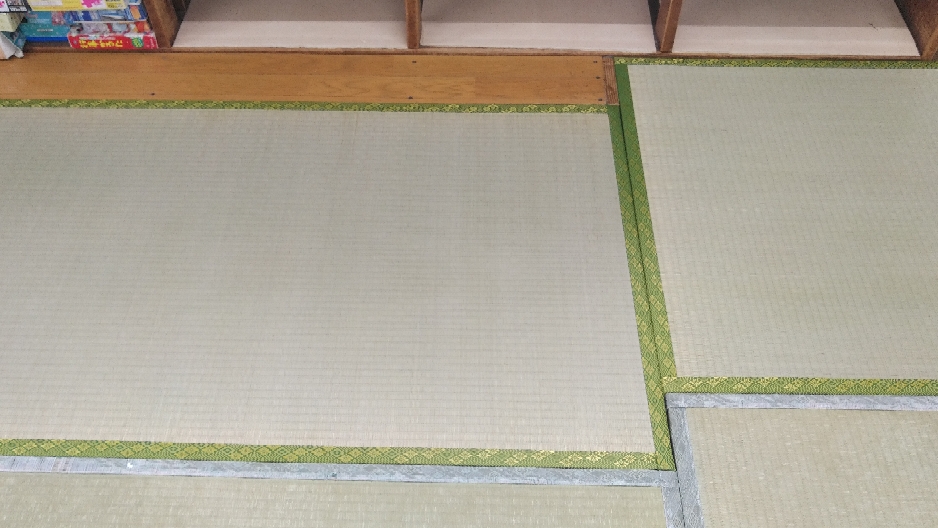 7日(土)、東富水小学校区学童クラブさんの表替え1.5畳です。