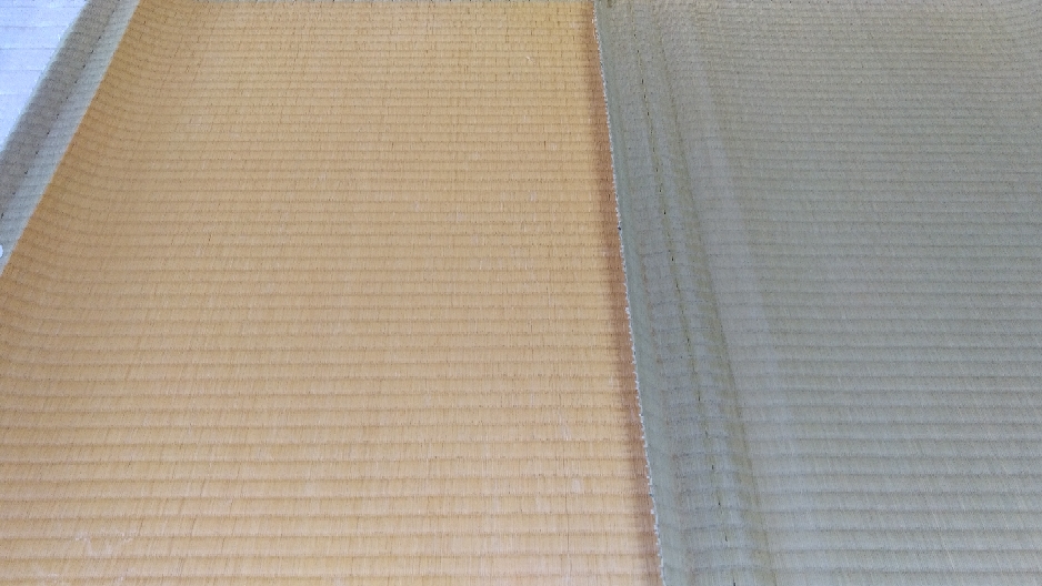 裏側の畳表が綺麗な色です。