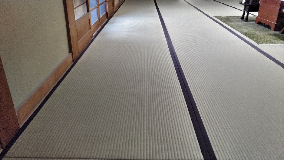 京間サイズの畳を裏返し作業しました。