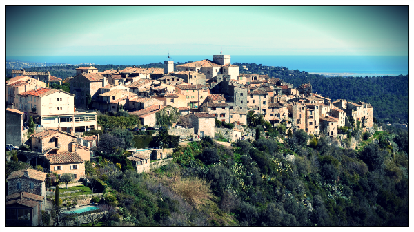 Tourrettes-sur-Loup, vue de la Route des Queinières - Au loin, Nice (06) © Matin-Rouge 2015