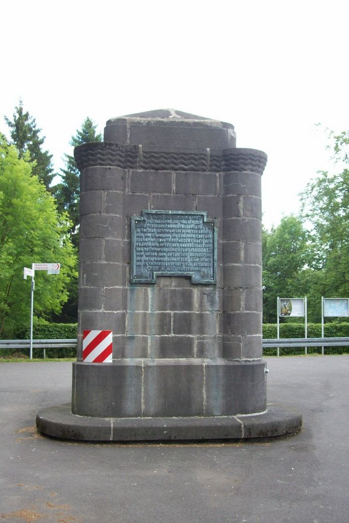 Kleines Denkmal mit Infos über den Bau der Sperrmauer, auf der Seite nach Filde gelegen.